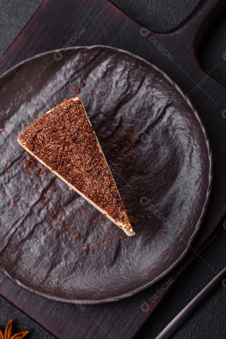 A imagem mostra duas fatias de bolo, uma com cobertura de chocolate granulado