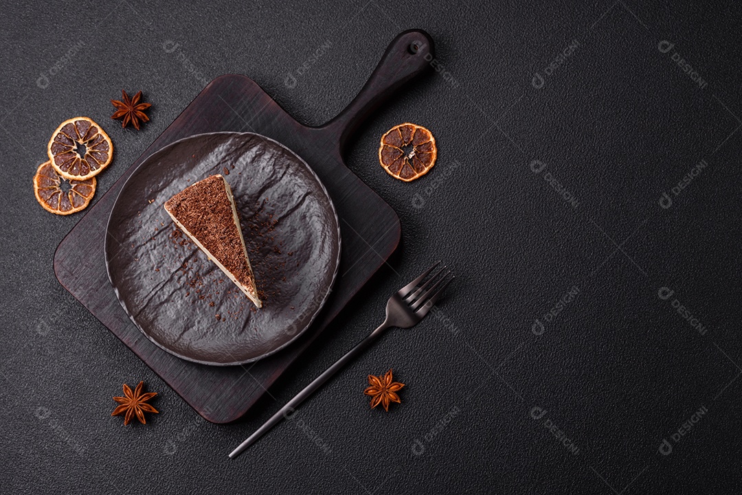 A imagem mostra duas fatias de bolo, uma com cobertura de chocolate granulado