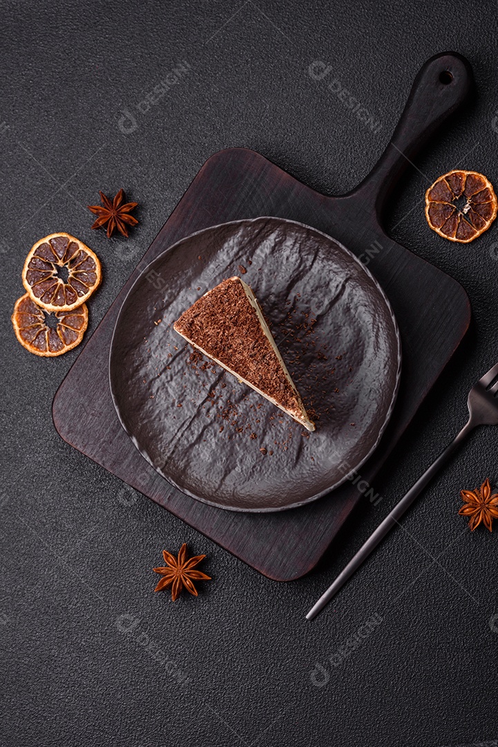 A imagem mostra duas fatias de bolo, uma com cobertura de chocolate granulado