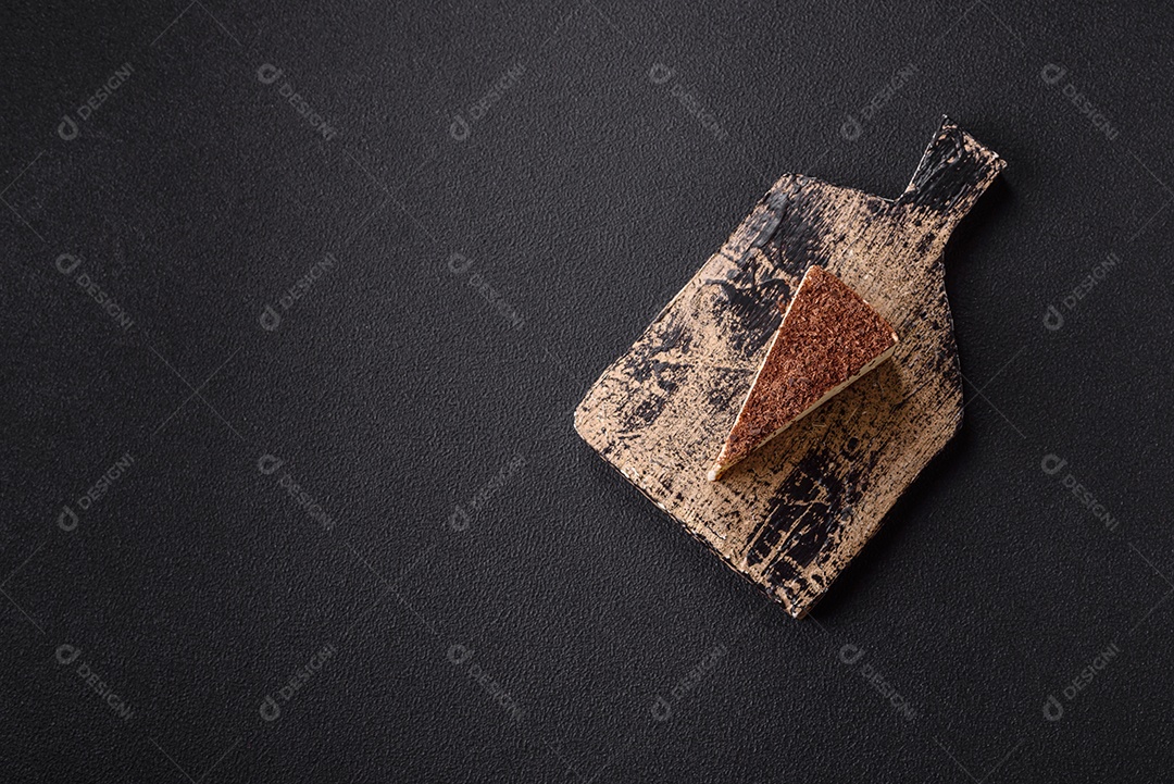 A imagem mostra duas fatias de bolo, uma com cobertura de chocolate granulado