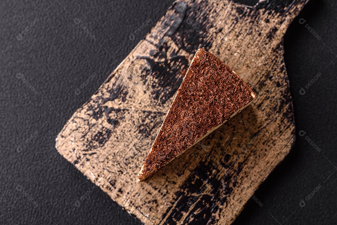 A imagem mostra duas fatias de bolo, uma com cobertura de chocolate granulado