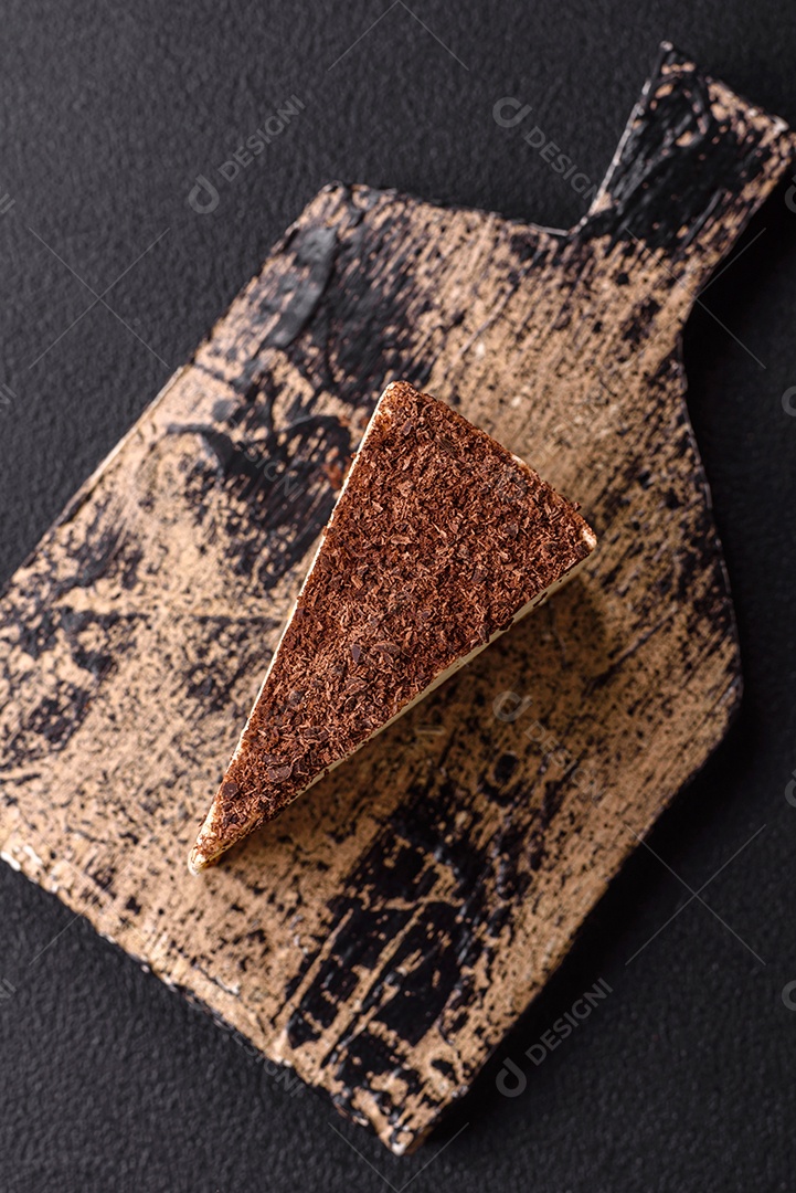 A imagem mostra duas fatias de bolo, uma com cobertura de chocolate granulado