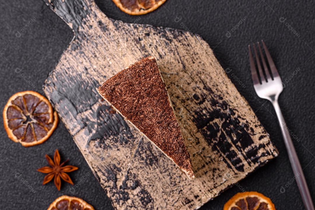 A imagem mostra duas fatias de bolo, uma com cobertura de chocolate granulado