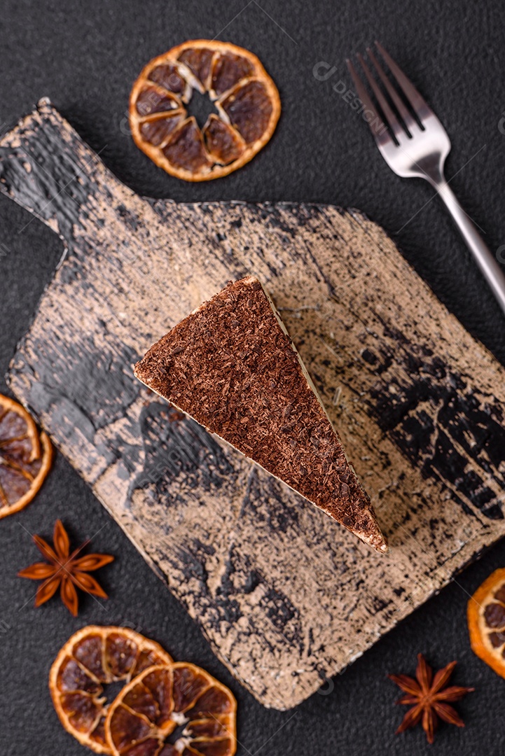 A imagem mostra duas fatias de bolo, uma com cobertura de chocolate granulado