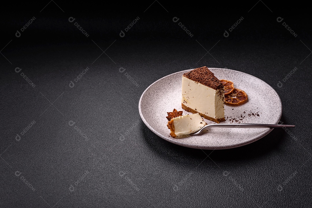 A imagem mostra duas fatias de bolo, uma com cobertura de chocolate granulado