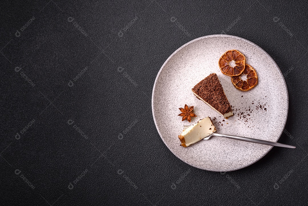 A imagem mostra duas fatias de bolo, uma com cobertura de chocolate granulado