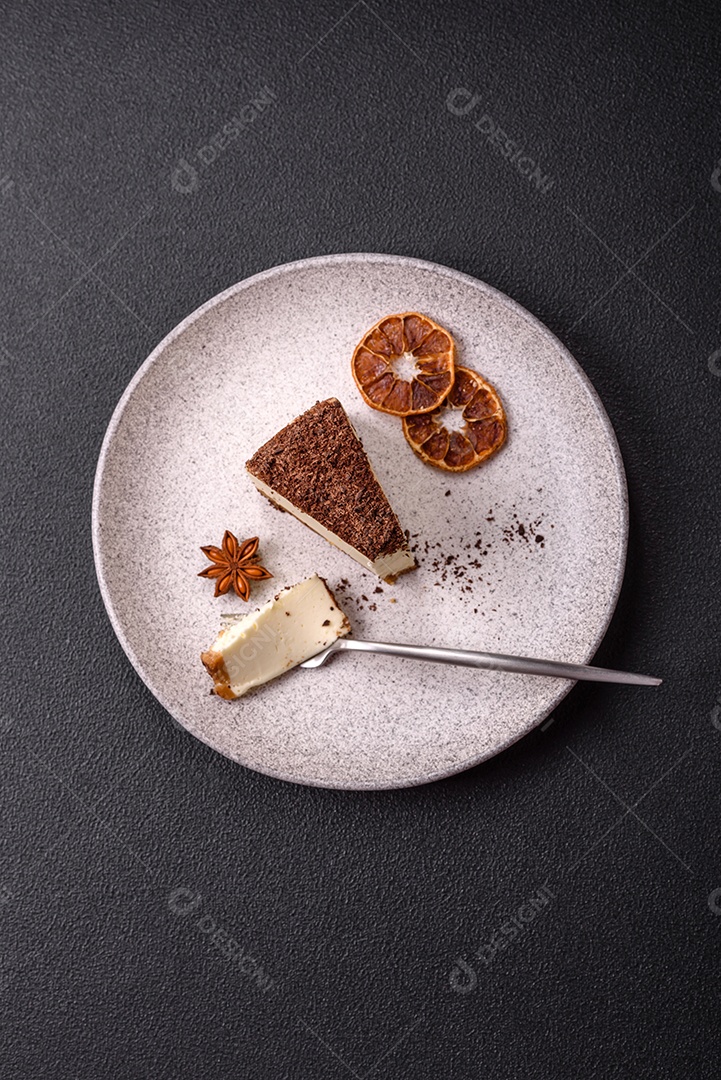 A imagem mostra duas fatias de bolo, uma com cobertura de chocolate granulado