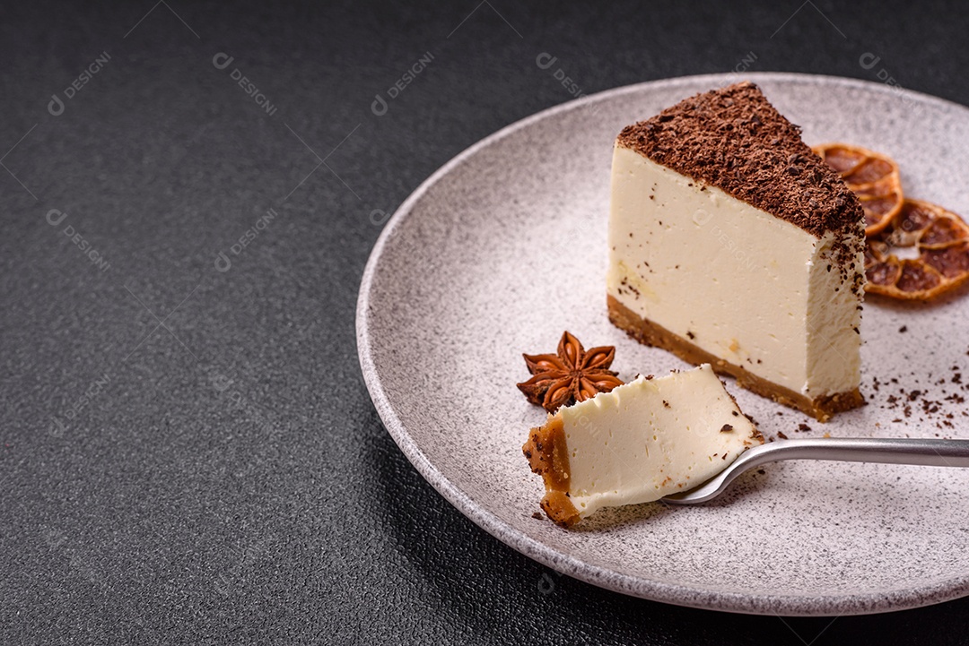 A imagem mostra duas fatias de bolo, uma com cobertura de chocolate granulado