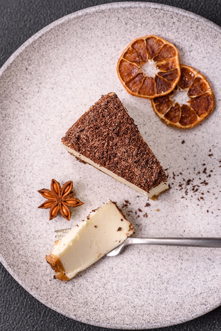 A imagem mostra duas fatias de bolo, uma com cobertura de chocolate granulado