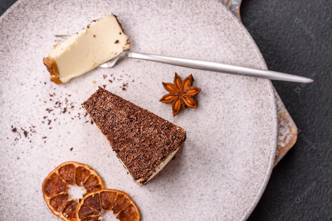 A imagem mostra duas fatias de bolo, uma com cobertura de chocolate granulado