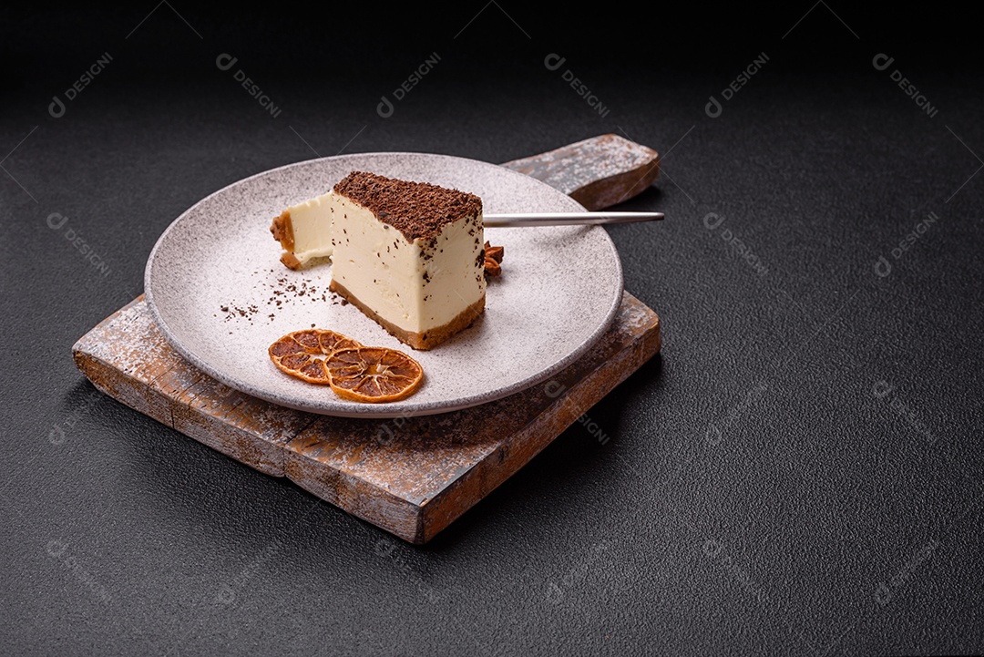 A imagem mostra duas fatias de bolo, uma com cobertura de chocolate granulado