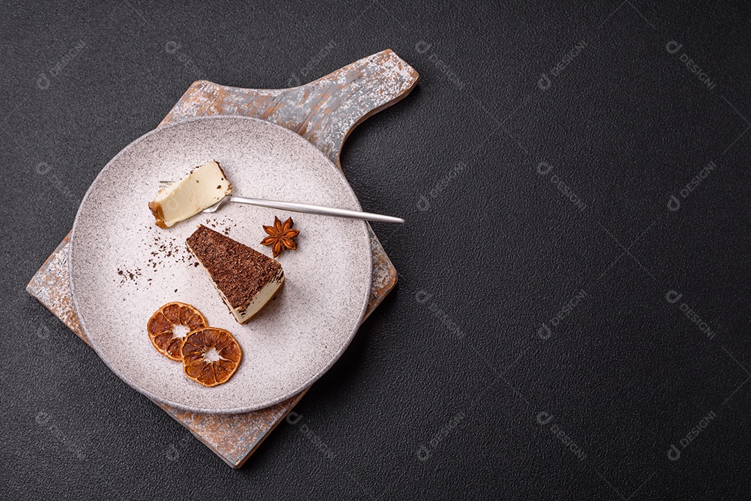 A imagem mostra duas fatias de bolo, uma com cobertura de chocolate granulado