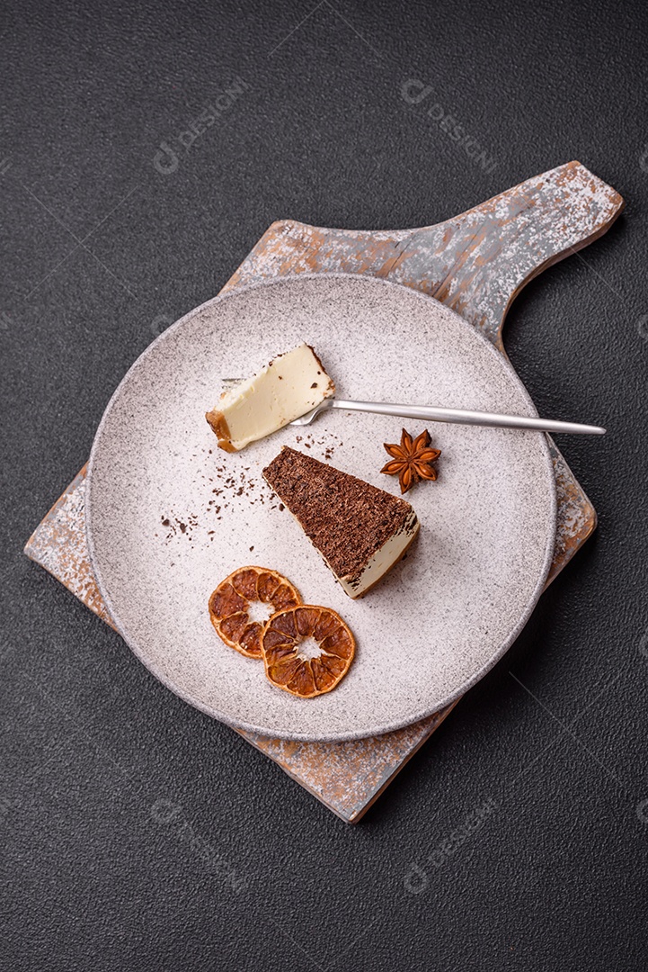 A imagem mostra duas fatias de bolo, uma com cobertura de chocolate granulado