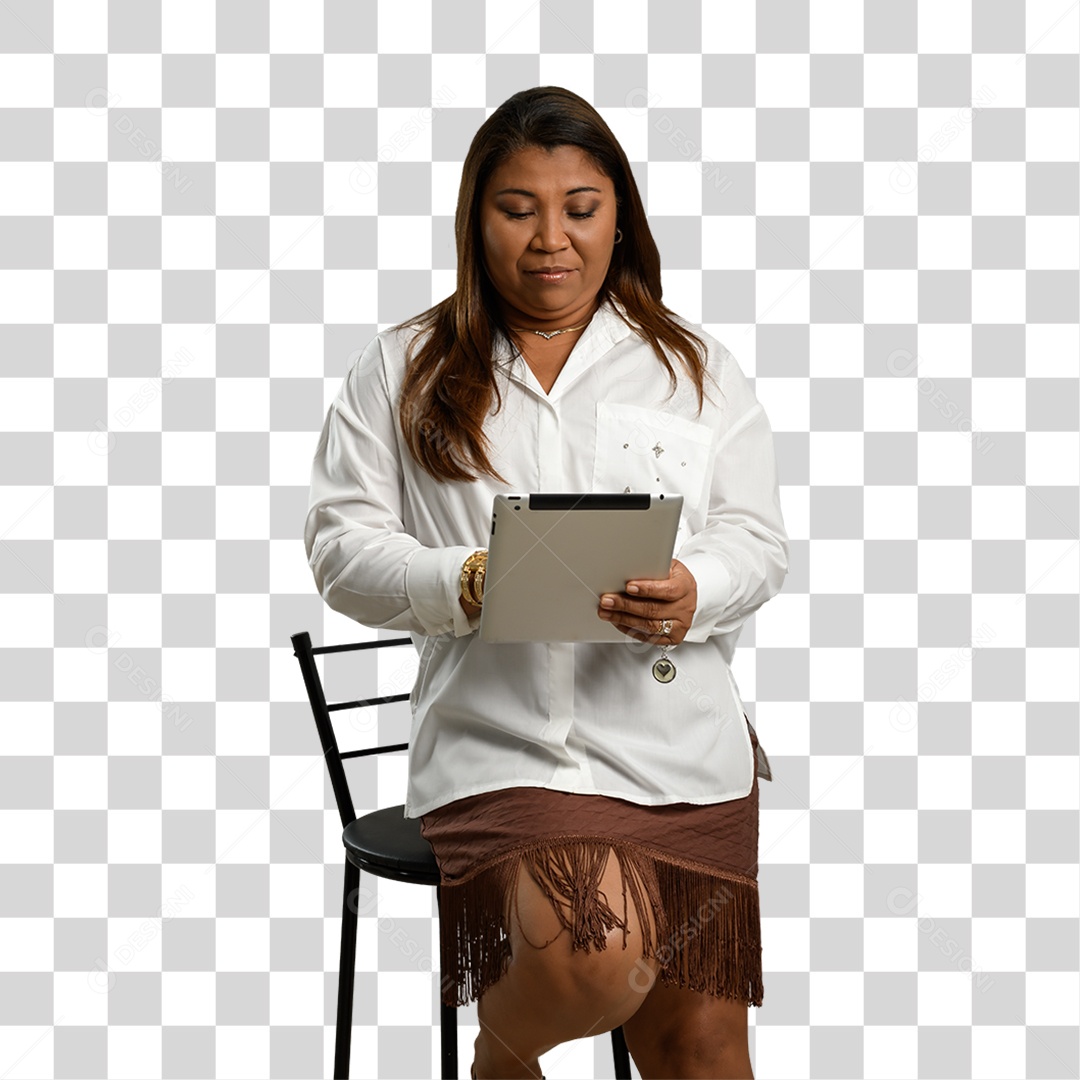Mulher Morena Sorrindo Segurando Tablet PNG Transparente