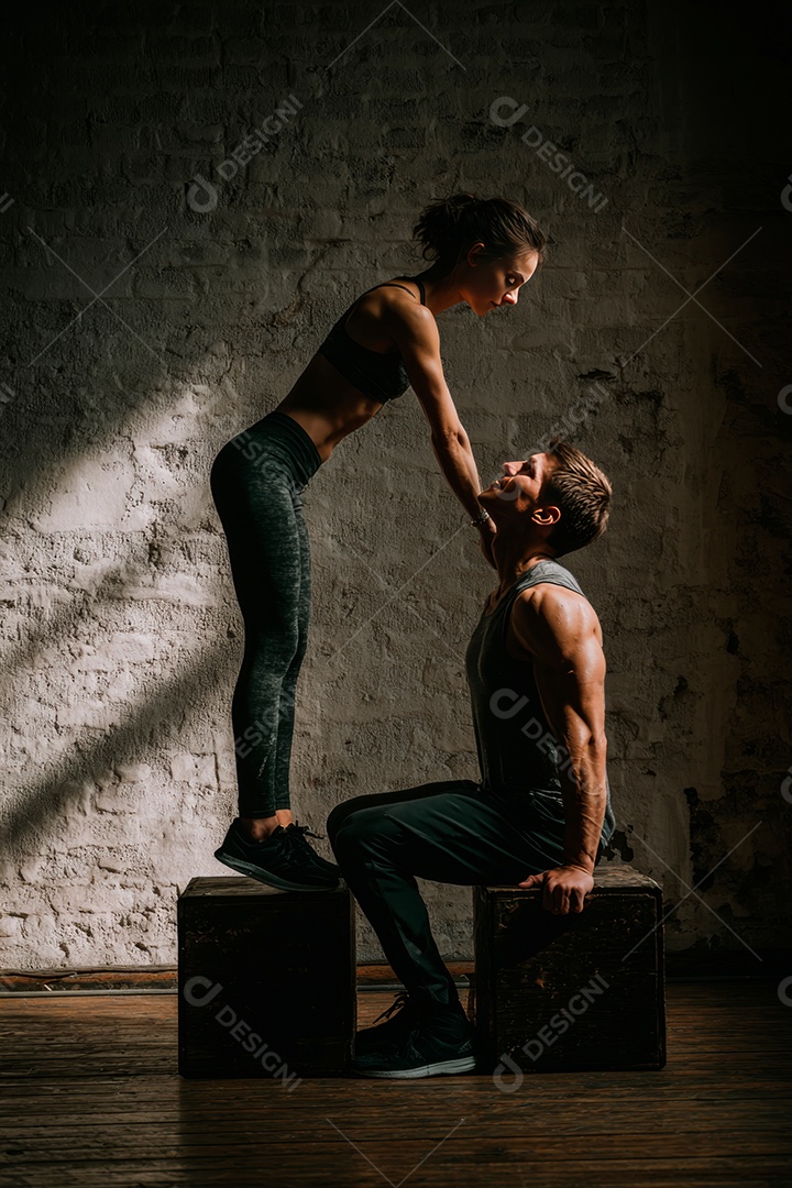 Retrato realista de homem e mulher fazendo exercício físico em uma academia.
