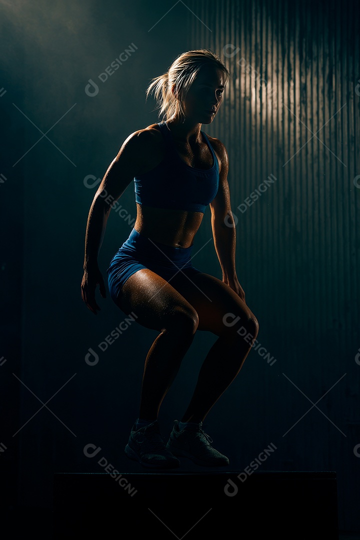 Retrato realista de mulher fazendo exercício físico em uma academia.