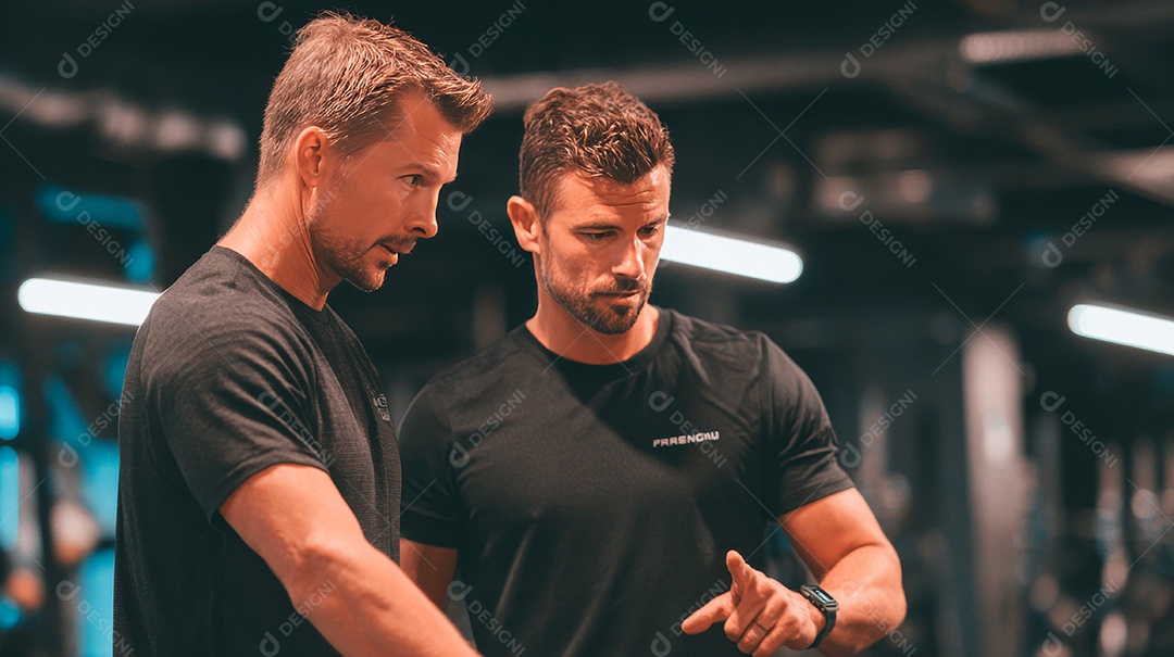 Retrato realista de homens fazendo exercício físico em uma academia.