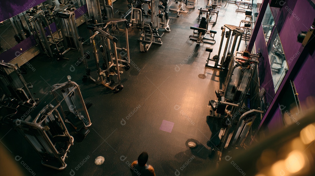 Retrato realista de interior de academia vazia.