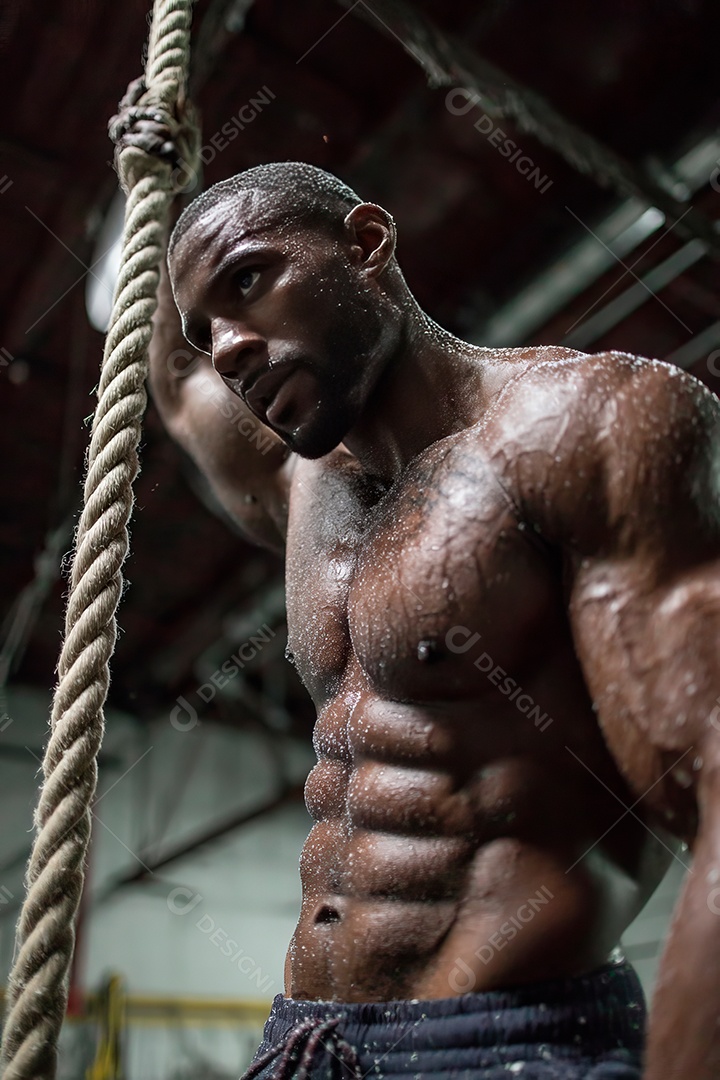 Retrato realista de homem fazendo exercício físico em uma academia.