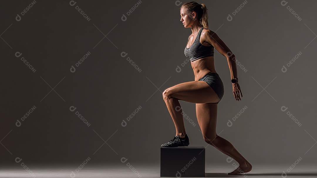 Retrato realista de mulher fazendo exercício físico em uma academia.
