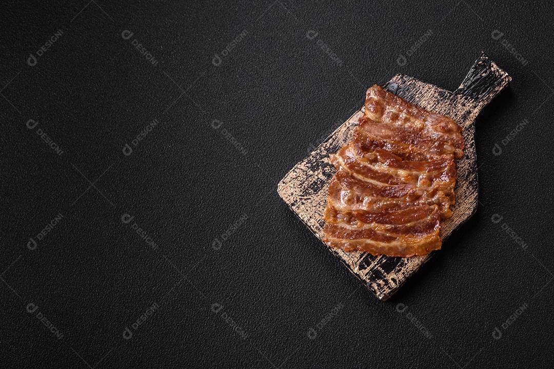 A imagem mostra toucinho frito em um prato, acompanhado de tomates-cereja e pimenta-rosa
