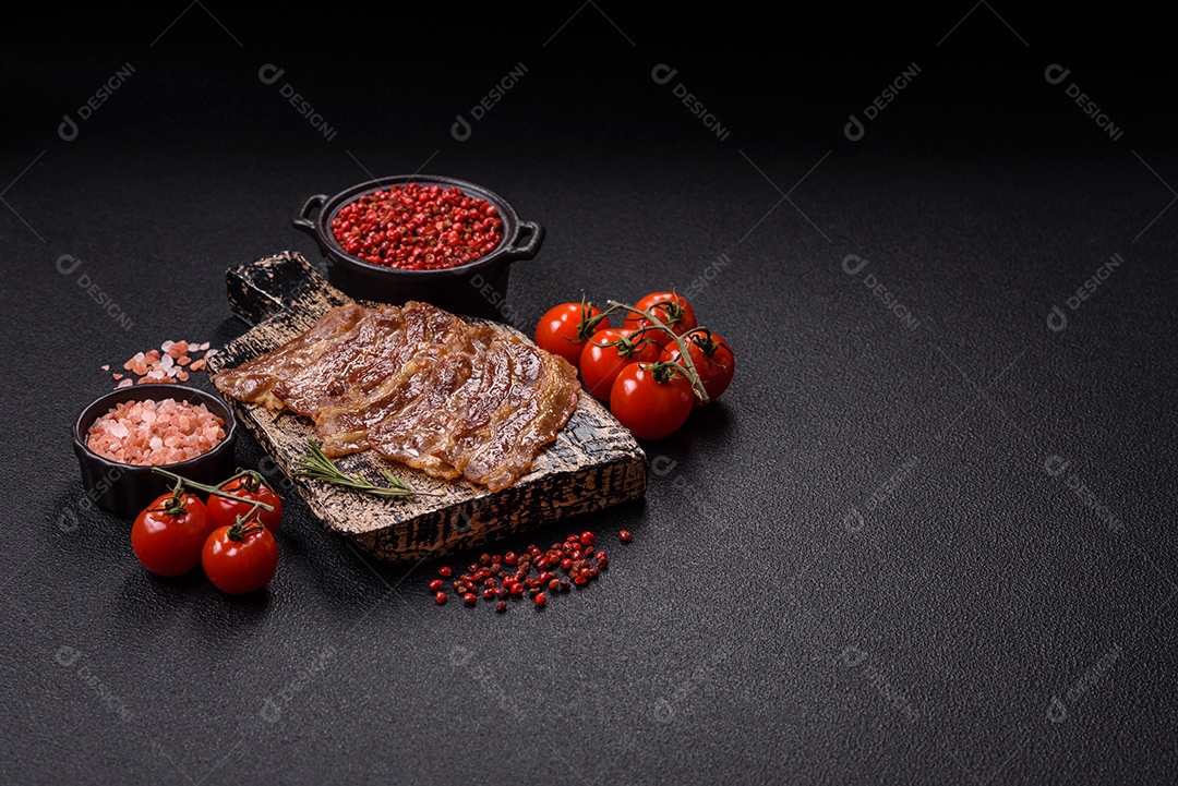 A imagem mostra toucinho frito em um prato, acompanhado de tomates-cereja e pimenta-rosa