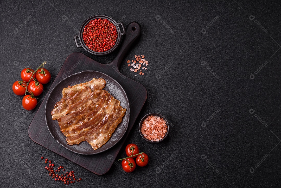 A imagem mostra toucinho frito em um prato, acompanhado de tomates-cereja e pimenta-rosa