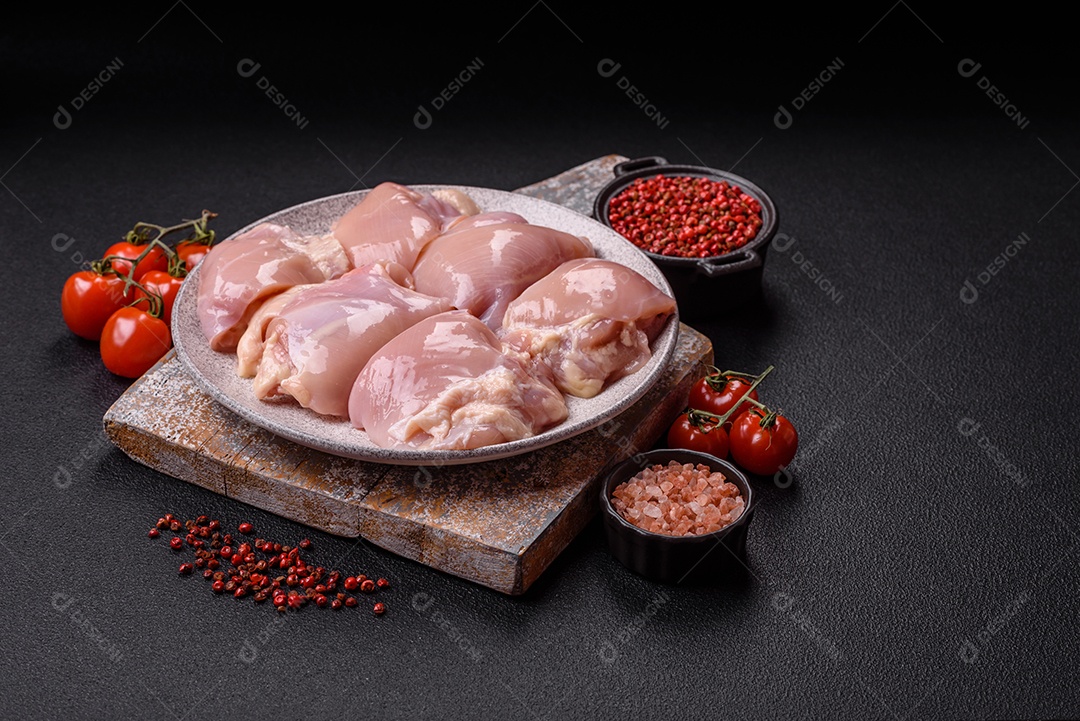 A imagem mostra sobrecoxas de frango cruas em um prato azul. A sobrecoxa é a parte superior da perna do frango