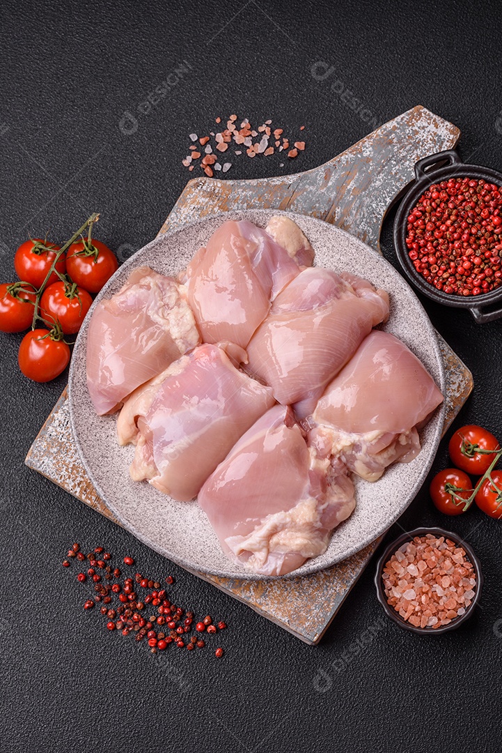 A imagem mostra sobrecoxas de frango cruas em um prato azul. A sobrecoxa é a parte superior da perna do frango