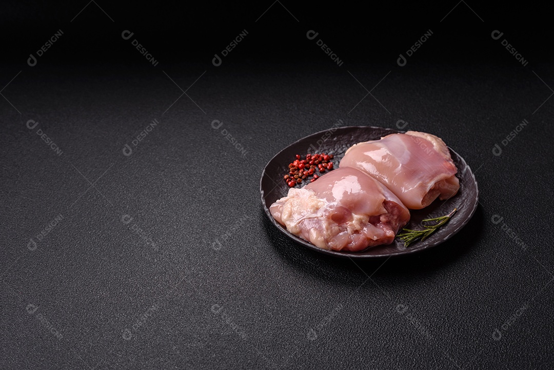 A imagem mostra sobrecoxas de frango cruas em um prato azul. A sobrecoxa é a parte superior da perna do frango