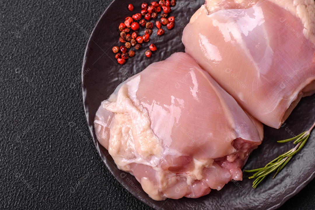 A imagem mostra sobrecoxas de frango cruas em um prato azul. A sobrecoxa é a parte superior da perna do frango