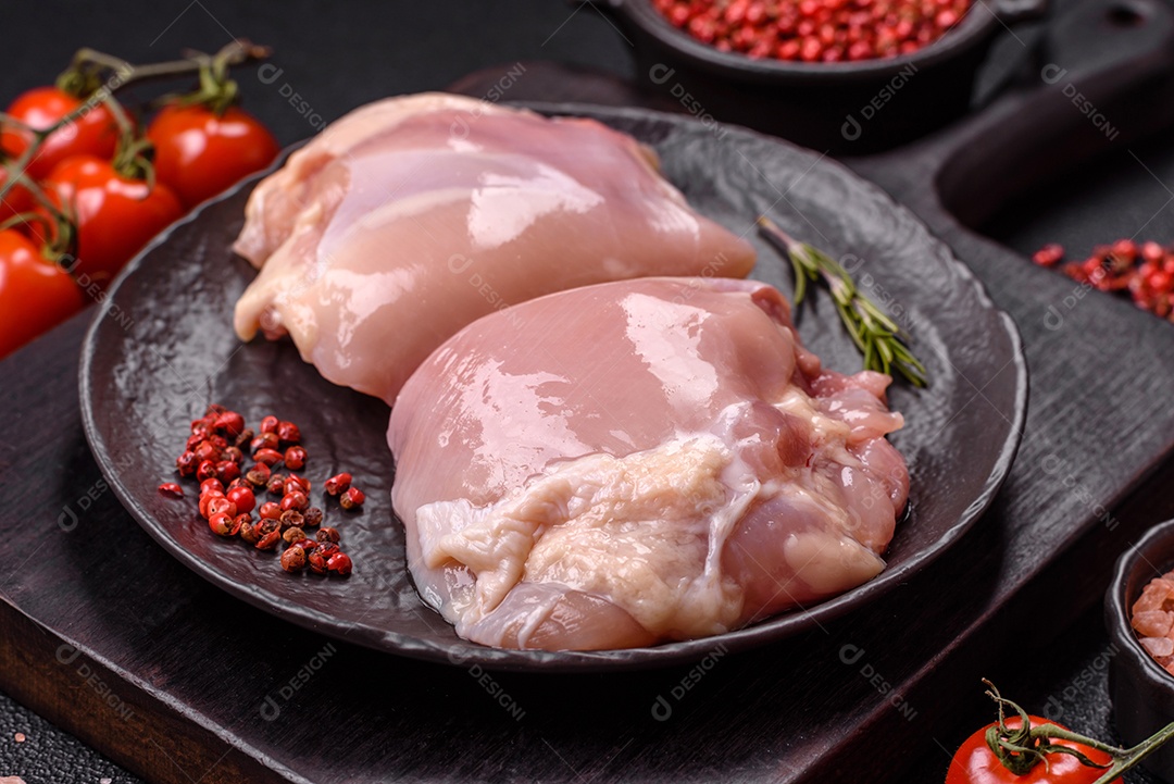 A imagem mostra sobrecoxas de frango cruas em um prato azul. A sobrecoxa é a parte superior da perna do frango