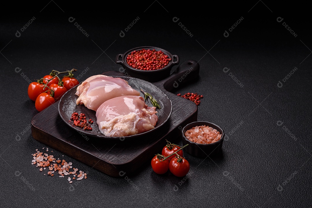 A imagem mostra sobrecoxas de frango cruas em um prato azul. A sobrecoxa é a parte superior da perna do frango