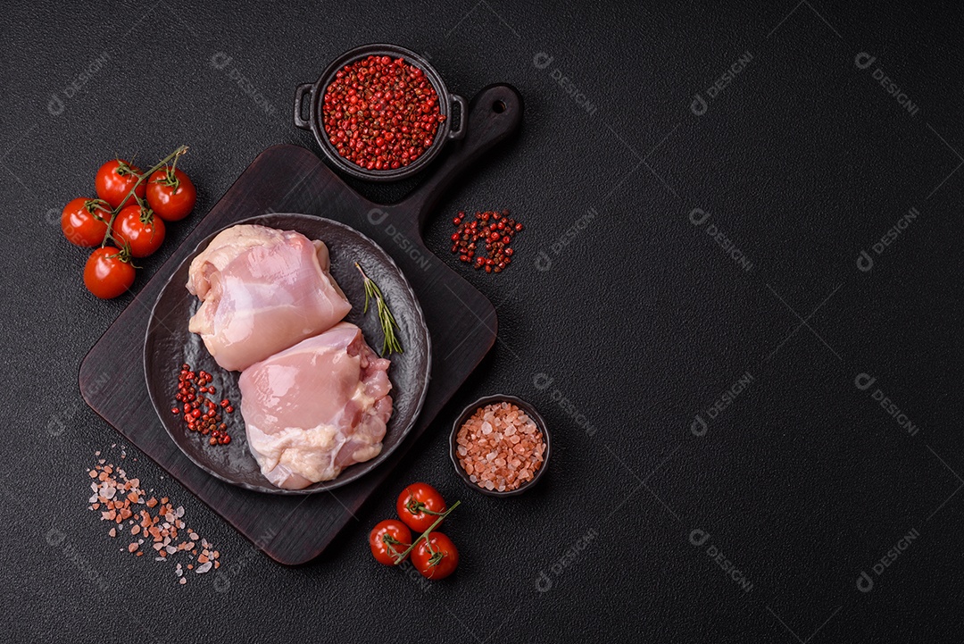 A imagem mostra sobrecoxas de frango cruas em um prato azul. A sobrecoxa é a parte superior da perna do frango