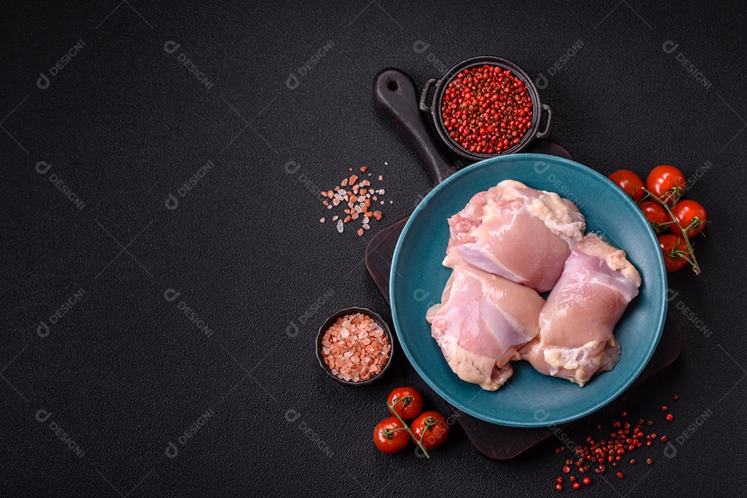 A imagem mostra sobrecoxas de frango cruas em um prato azul. A sobrecoxa é a parte superior da perna do frango