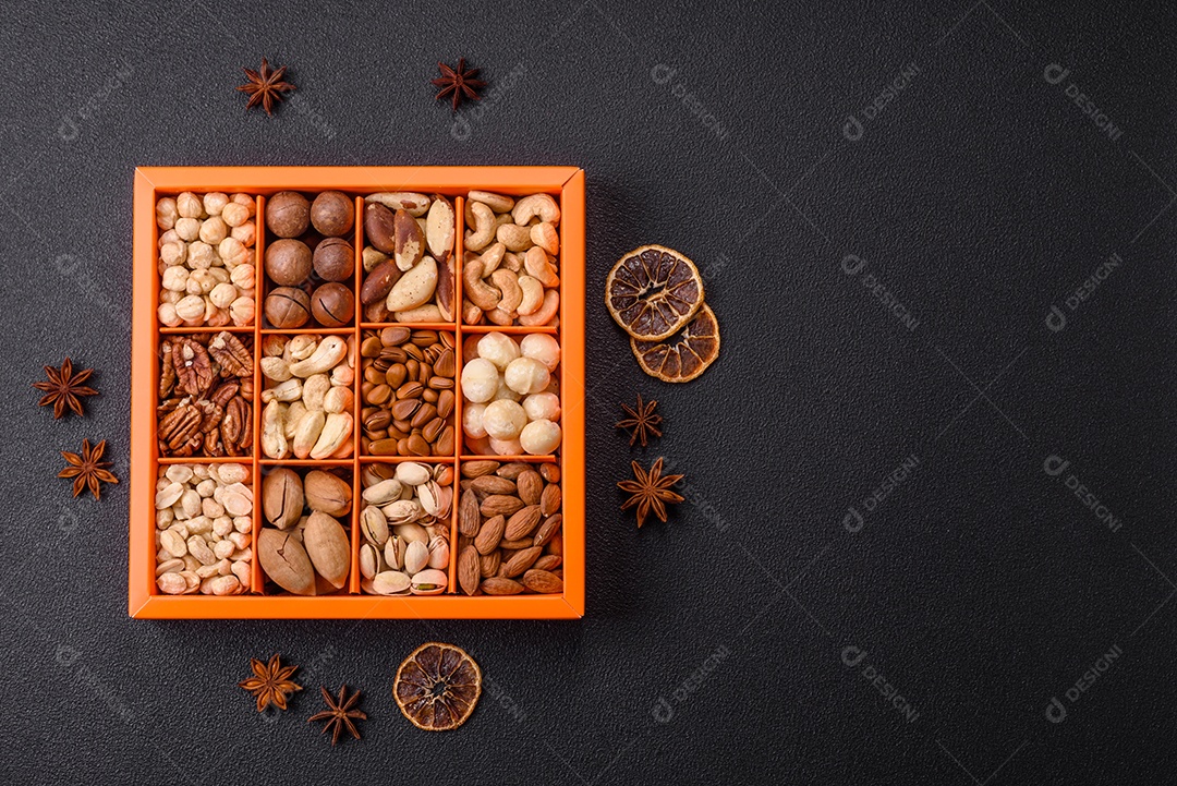 Imagem mostra uma variedade de oleaginosas, comumente chamadas de castanhas e nozes, em uma caixa dividida em compartimentos.