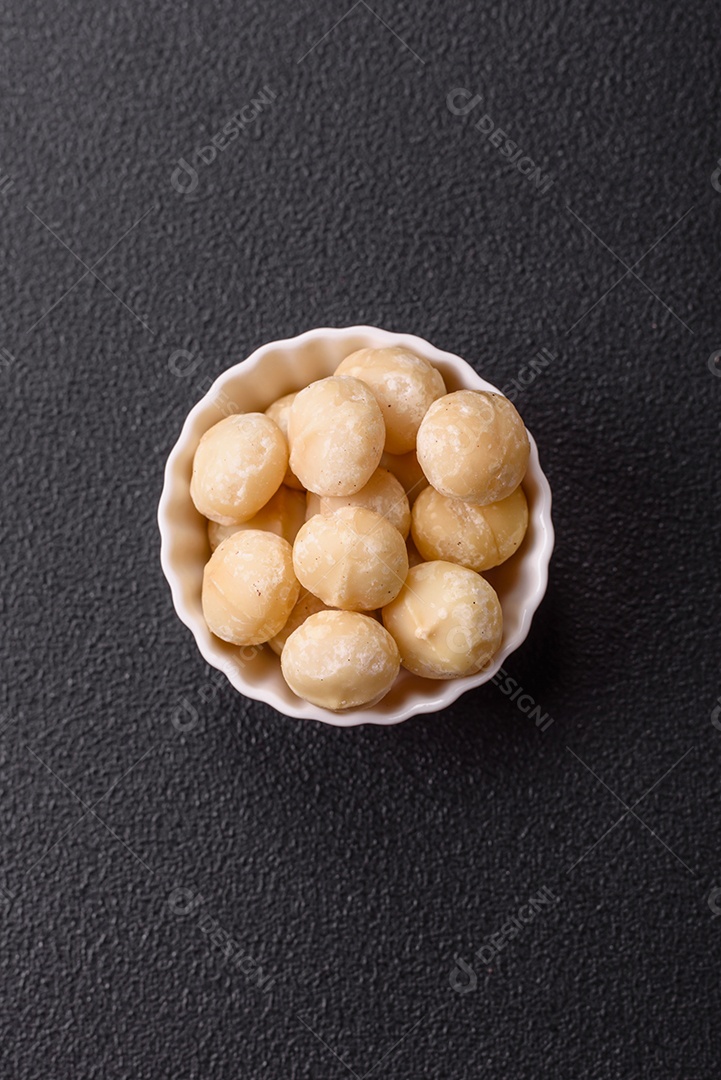 A imagem mostra nozes de macadâmia, que são as sementes do fruto da árvore de macadâmia