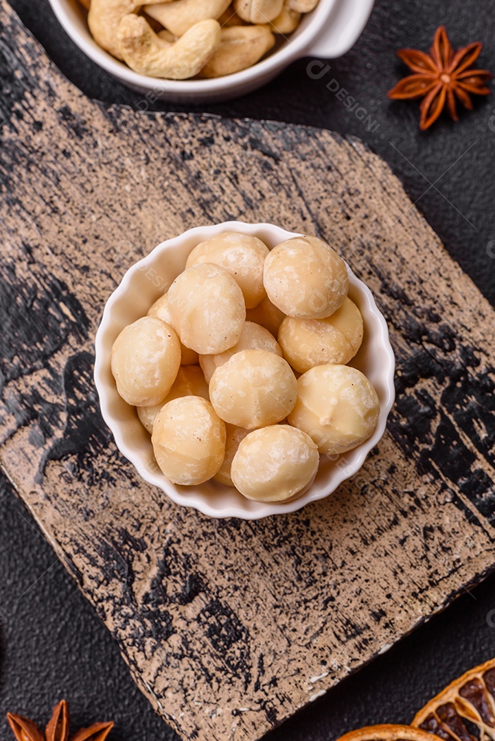 A imagem mostra nozes de macadâmia, que são as sementes do fruto da árvore de macadâmia