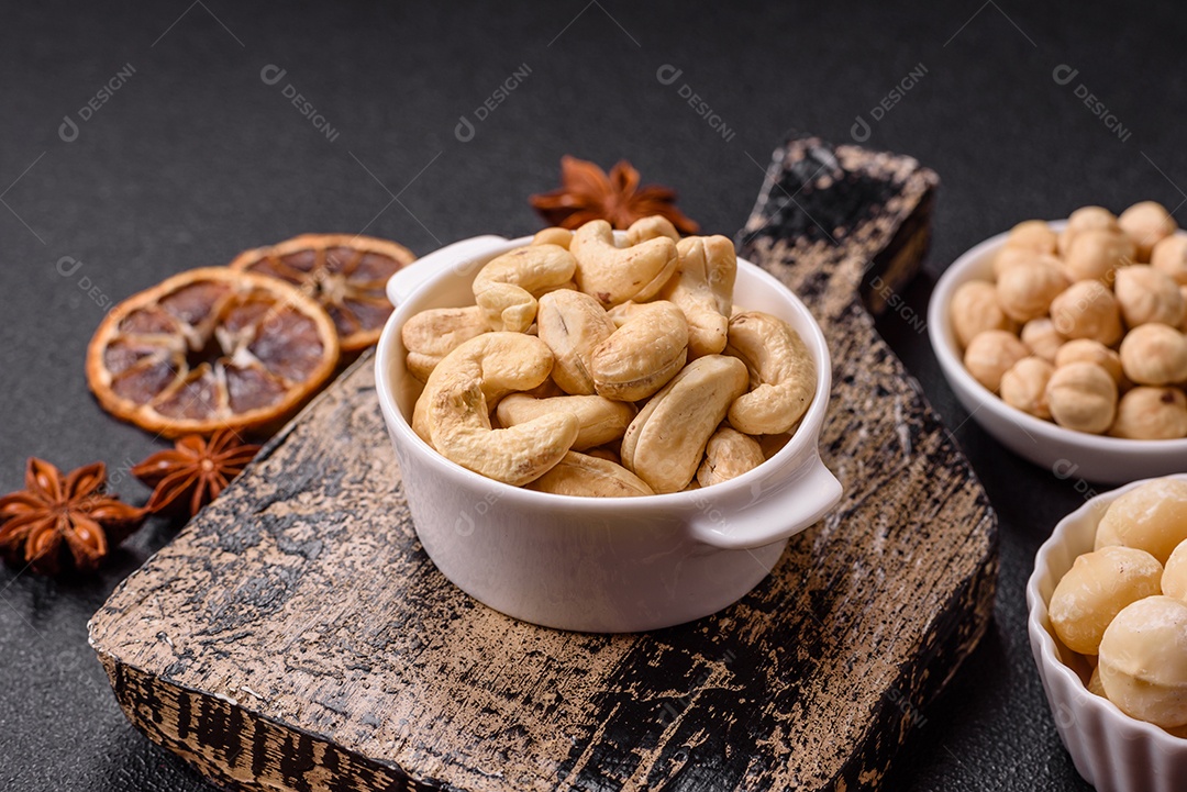 A imagem mostra nozes de macadâmia, que são as sementes do fruto da árvore de macadâmia