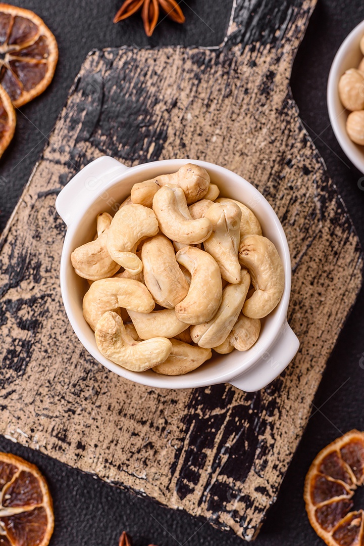 A imagem mostra nozes de macadâmia, que são as sementes do fruto da árvore de macadâmia