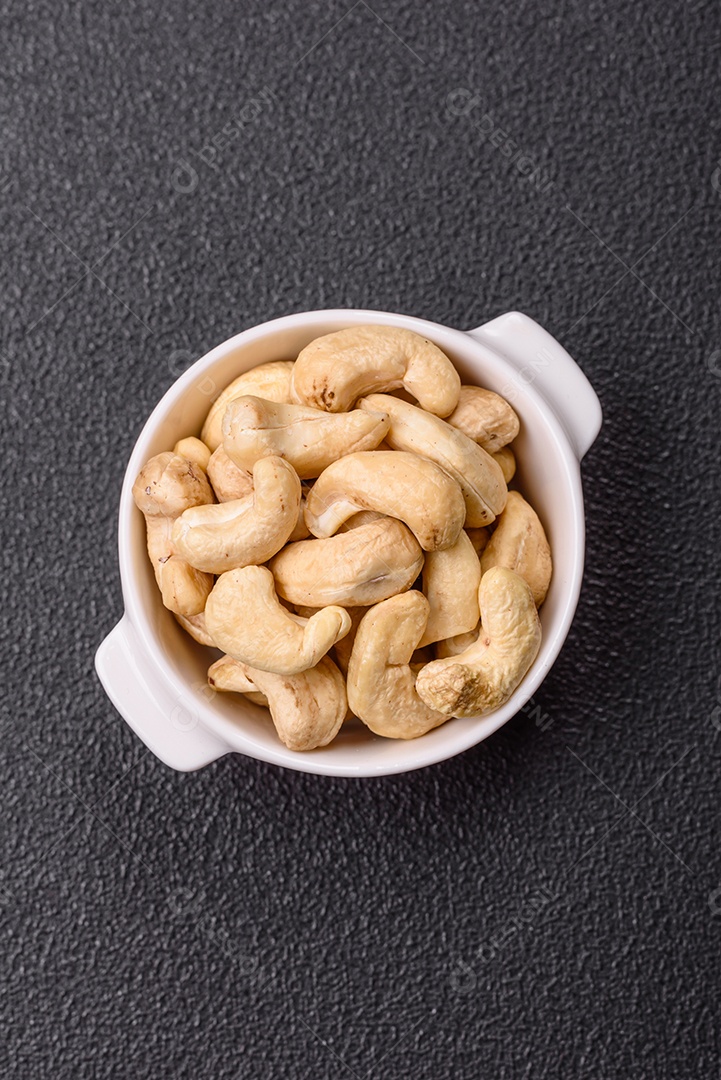 A imagem mostra nozes de macadâmia, que são as sementes do fruto da árvore de macadâmia