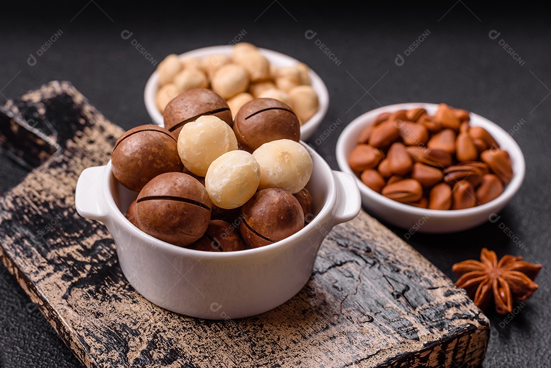 A imagem mostra nozes de macadâmia, que são as sementes do fruto da árvore de macadâmia