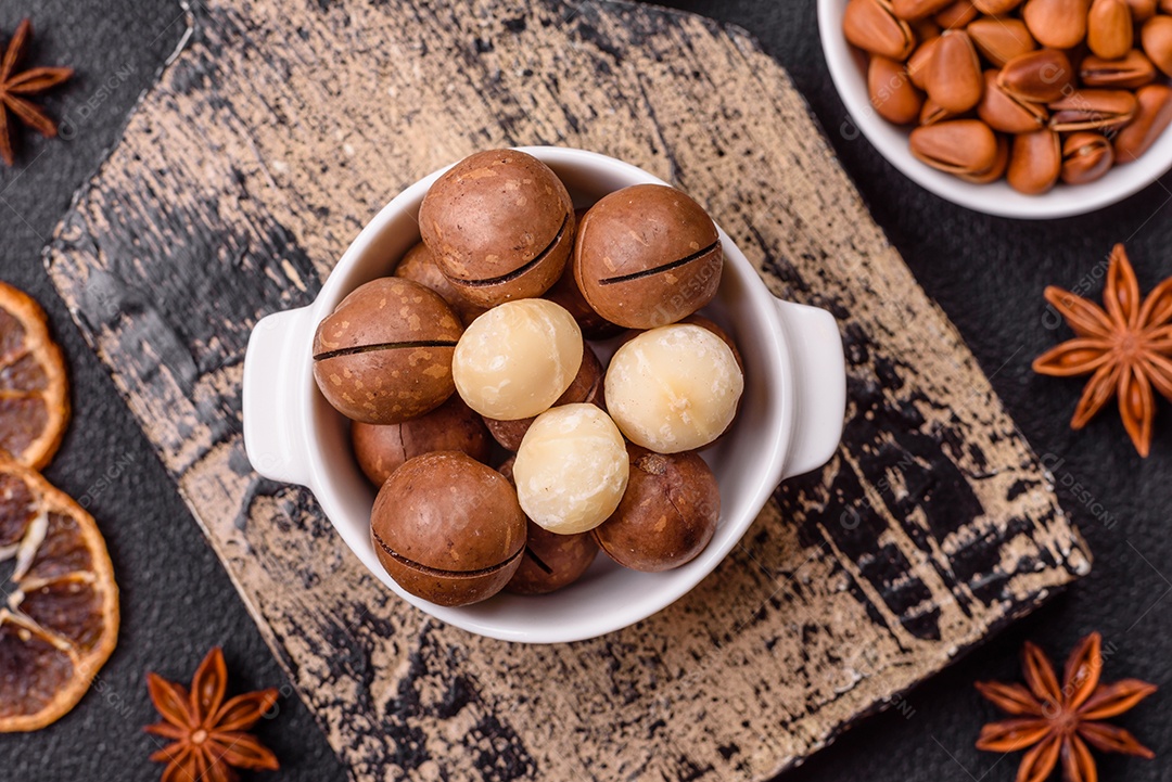 A imagem mostra nozes de macadâmia, que são as sementes do fruto da árvore de macadâmia