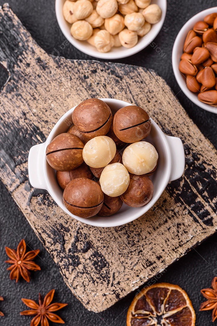 A imagem mostra nozes de macadâmia, que são as sementes do fruto da árvore de macadâmia