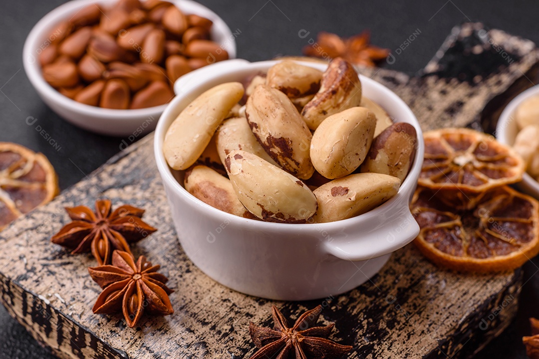 A imagem mostra pistaches, que são as sementes da árvore Pistacia vera