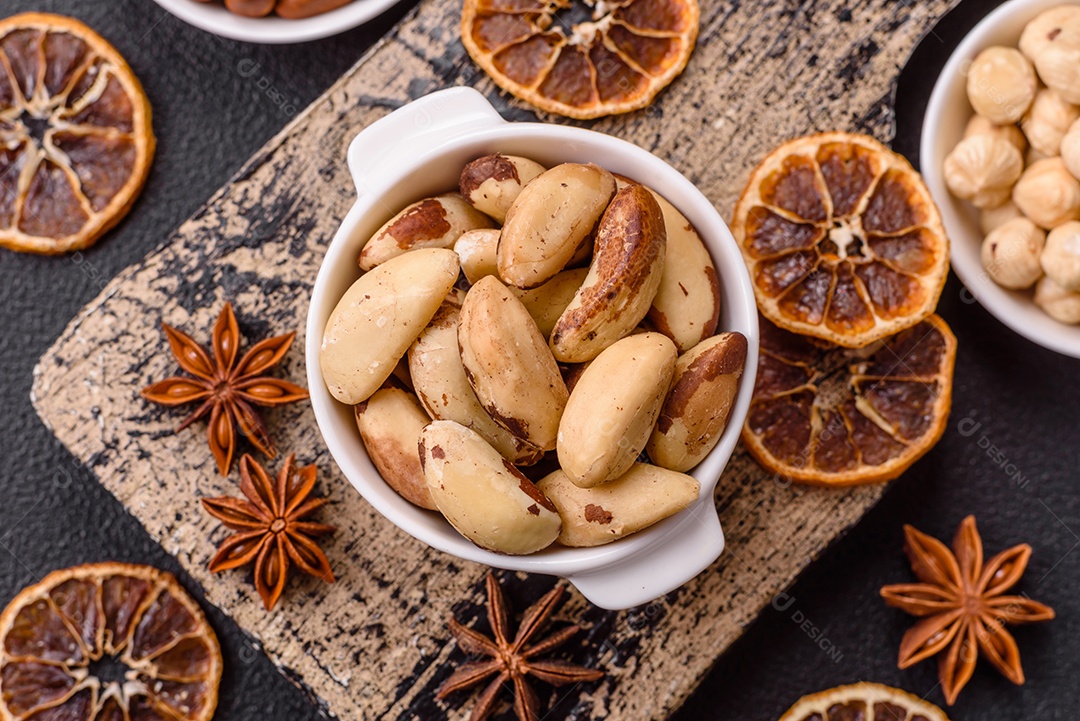 A imagem mostra pistaches, que são as sementes da árvore Pistacia vera