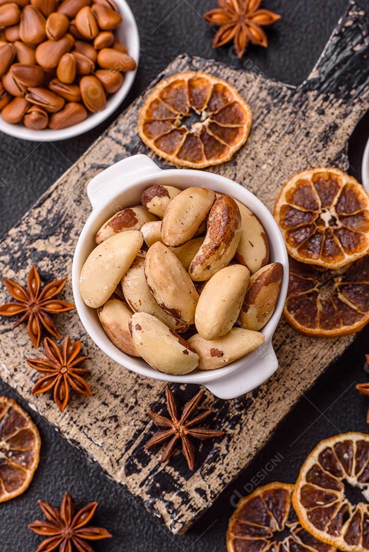 A imagem mostra pistaches, que são as sementes da árvore Pistacia vera