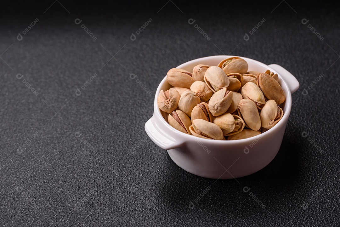 A imagem mostra pistaches, que são as sementes da árvore Pistacia vera