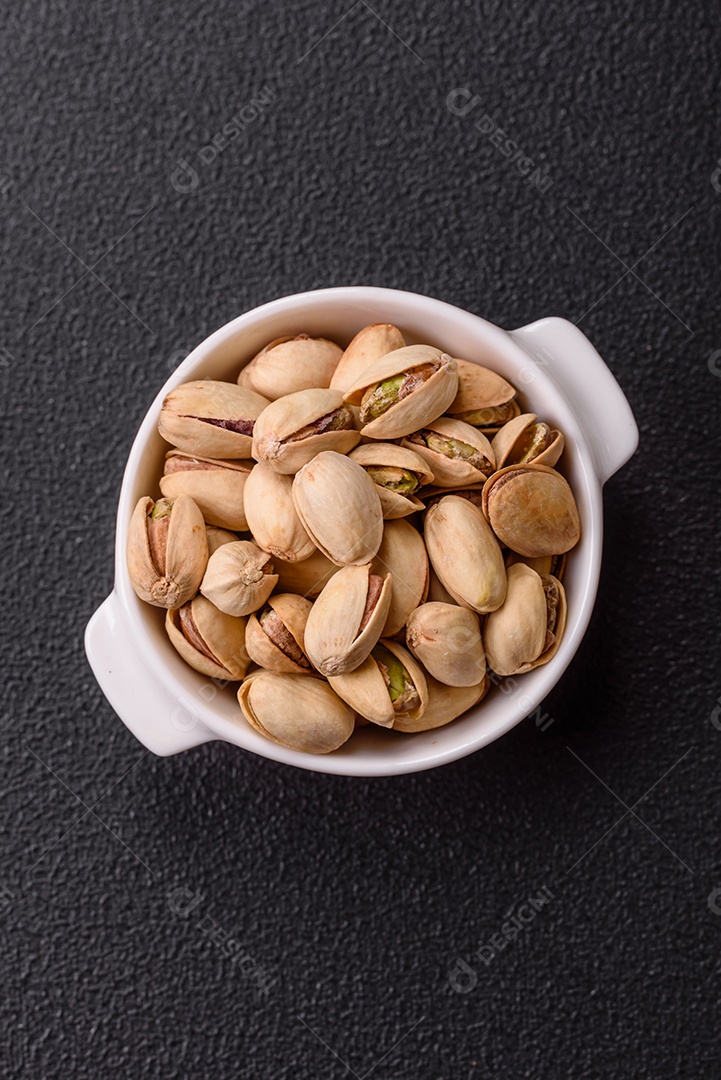 A imagem mostra pistaches, que são as sementes da árvore Pistacia vera