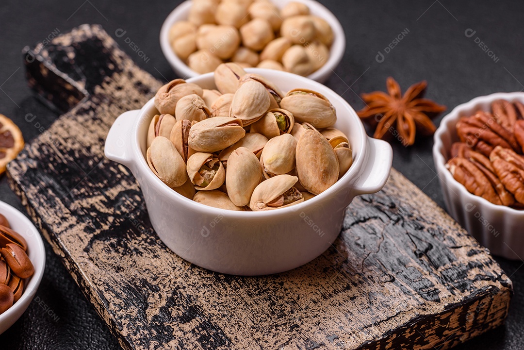 A imagem mostra pistaches, que são as sementes da árvore Pistacia vera